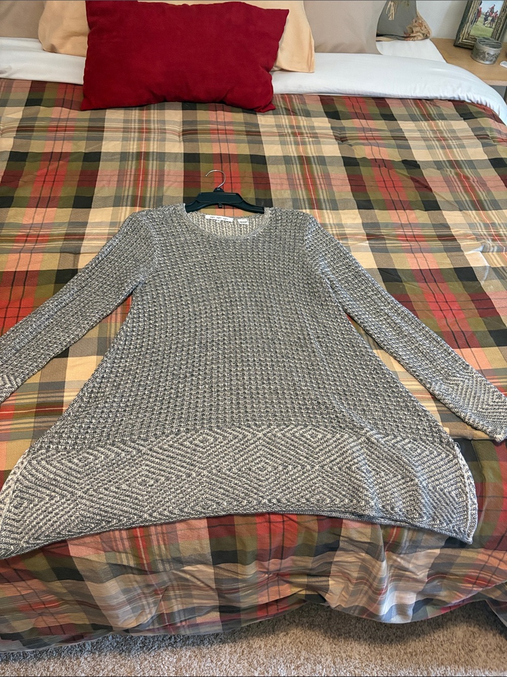 eight eight eight Two-Tone Cream and Black Knit Sweater